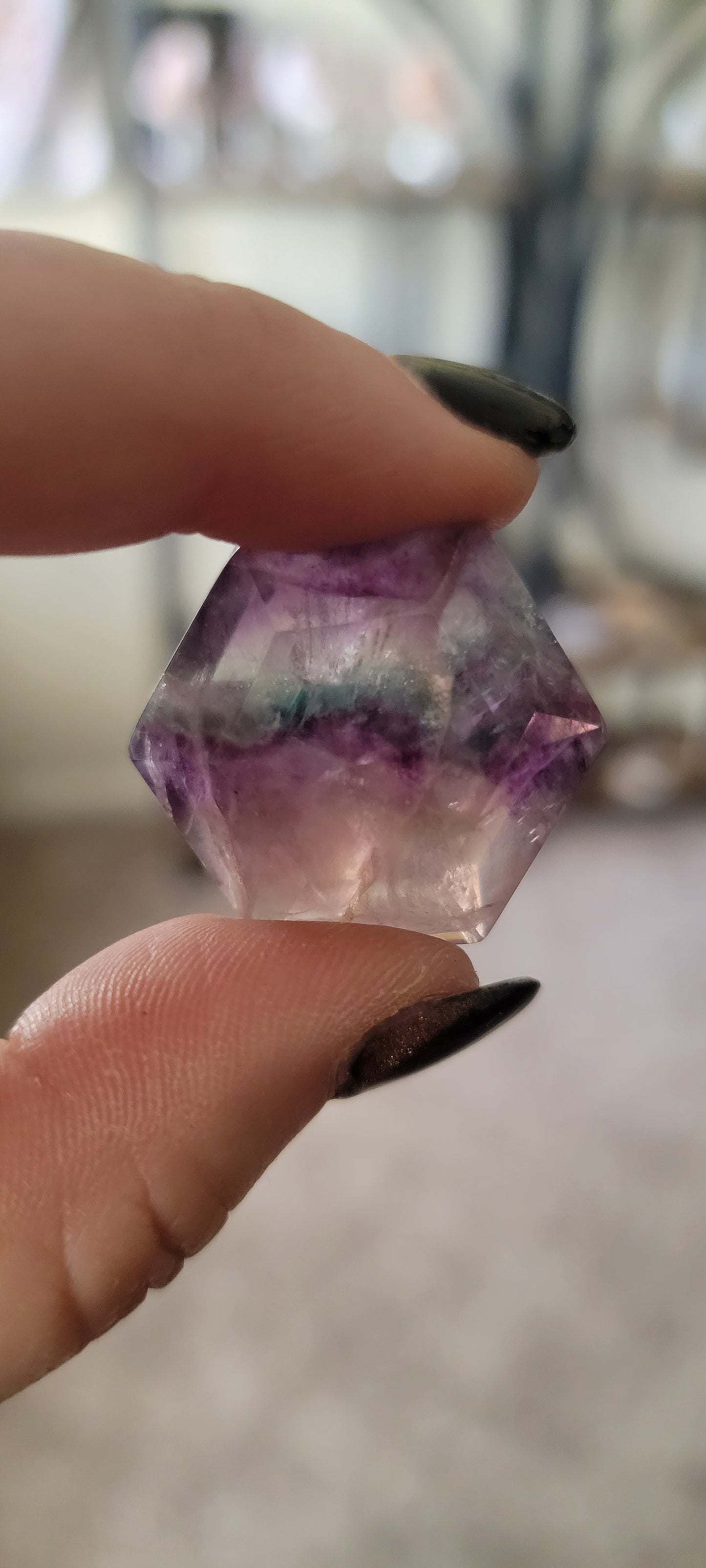 Hexagon Fluorite Worry Stone – Crystal Thumb Stone for Focus, Stress Relief & Energy Balance