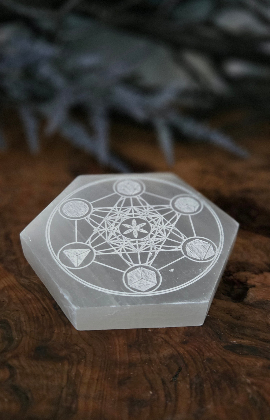 Selenite Metatron Crystal Grid Plate – Engraved with 5 Platonic Solids in a Circle| Sacred Geometry Energy Grid | Meditation & Manifestation Tool