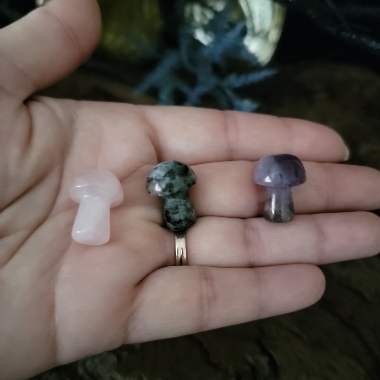 Crystal Mushroom – Labradorite, Amethyst, Rose Quartz Mini 3/4"