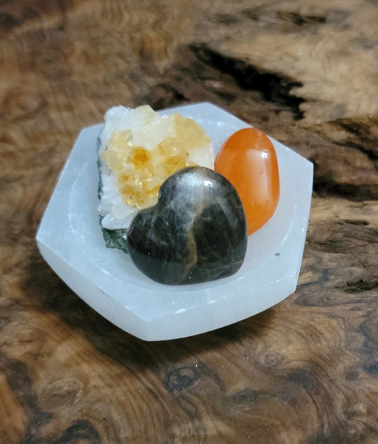 Selenite bowl set (Citrine, Carnelian & Black Moonstone Heart)